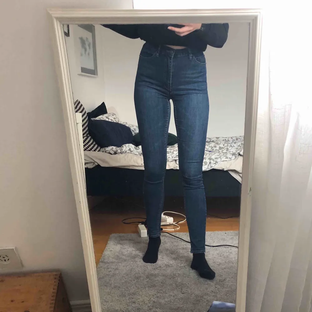 Blåa tajta (stretchiga!!) jeans från cheap monday !! Jättefina, men har tyvärr blivit för små för mig. Frakt är inte inkluderat🙉🙉. Jeans & Byxor.