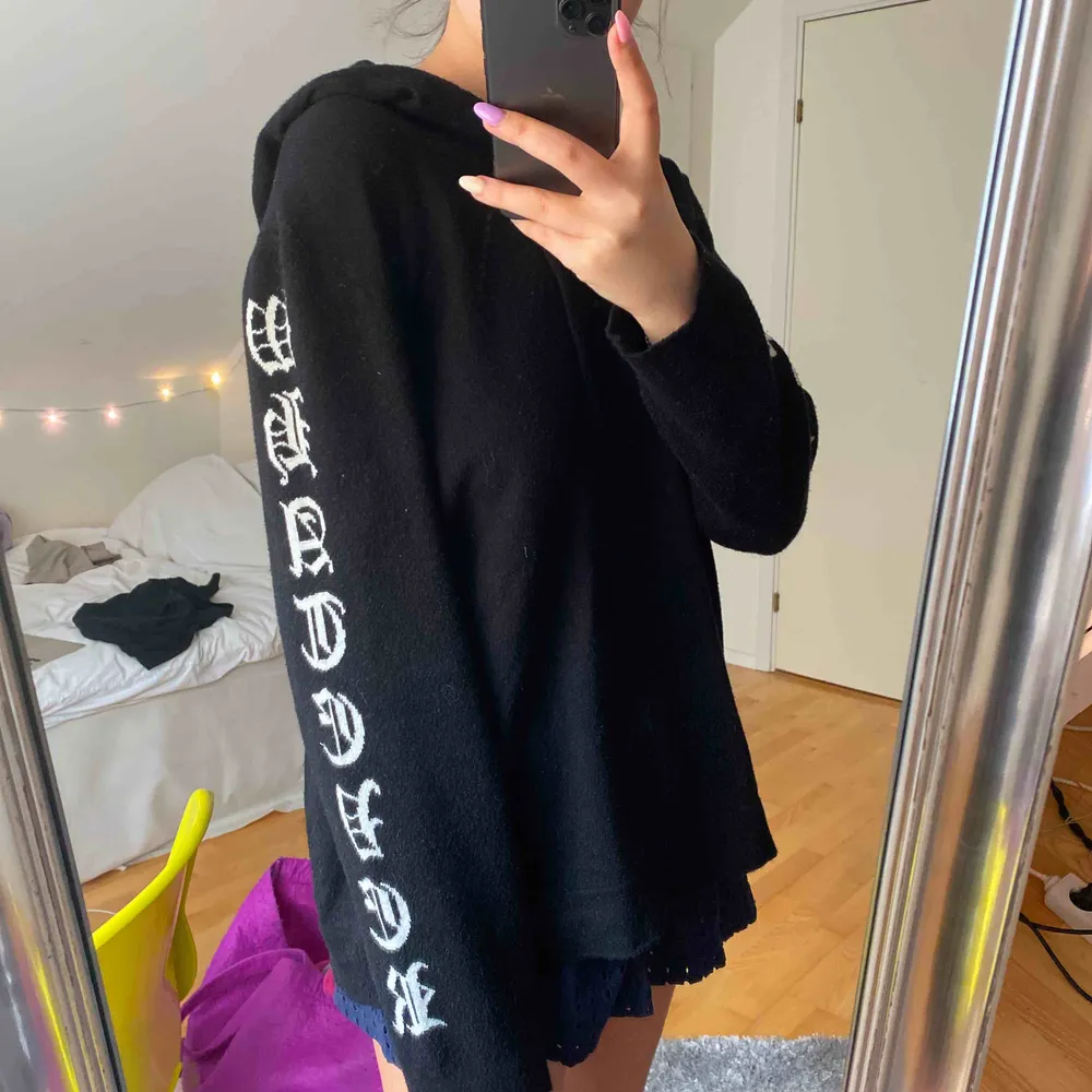 Super snygg hoodie med detaljer på ärmarna. Aldrig använd. Frakt är inkluderat i priset. Strl L, men passar lite oversized mig som är en S. . Hoodies.