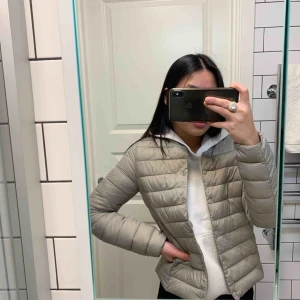  - Beige dunjacka från HM i storlek XS. Aldrig använd, jättefint skick!   Köpare står för frakt (59kr) 💝