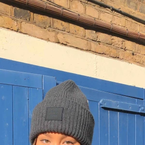  - Säljer min fina Acne Studios mössa då den knappt kommer till användning nu. Köpt i november 2019 i London. Så gott som ny, inga fläckar eller liknande. Frakt är inkluderat i priset 💞