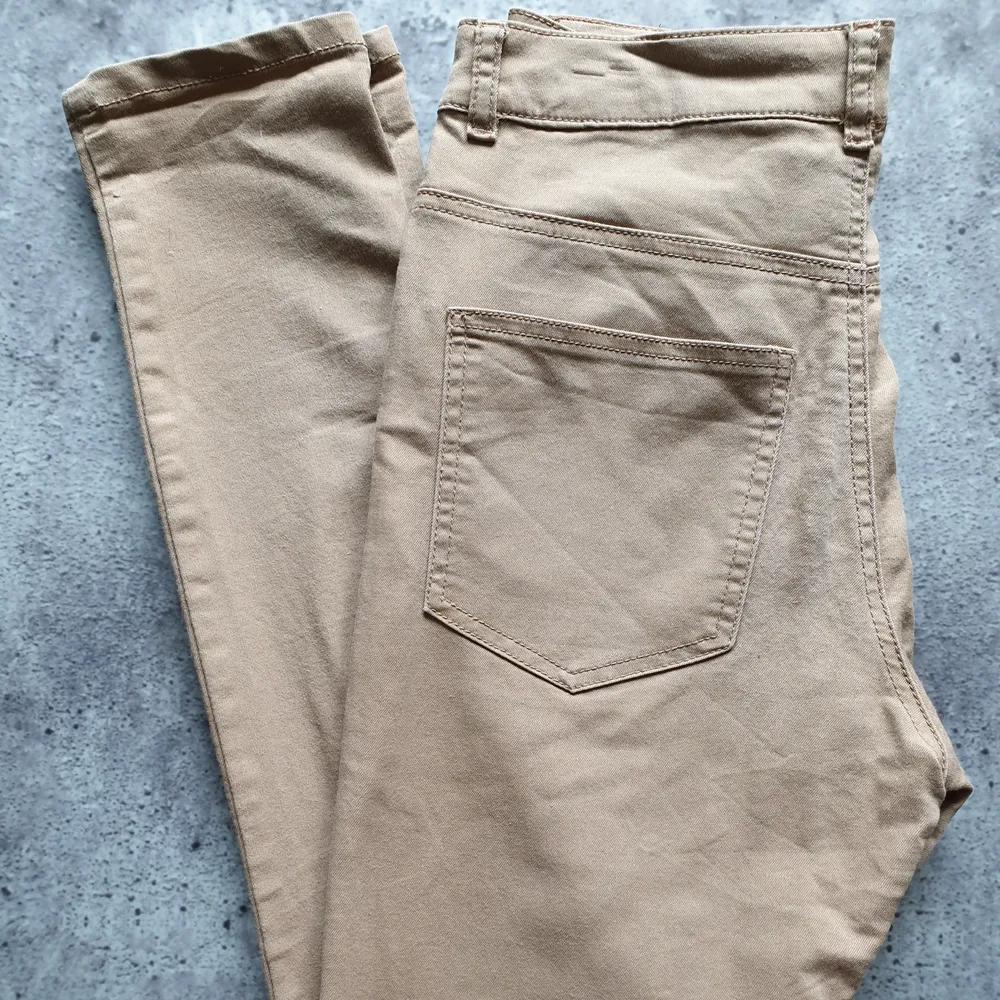Ett par bruna jeans med hög midja, väldigt stretchiga. Frakt tillkommer. Jeans & Byxor.