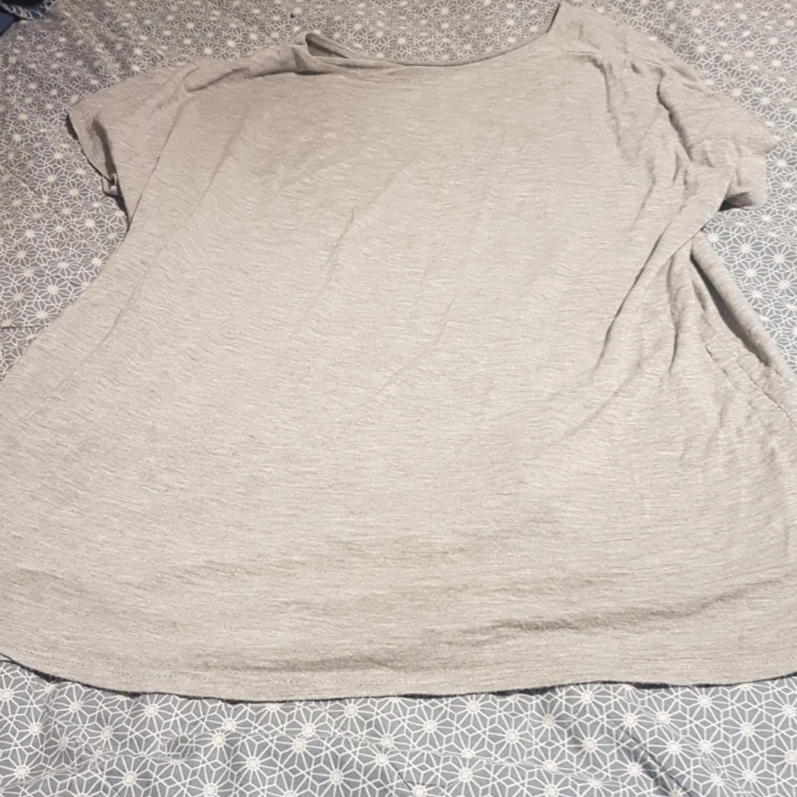 En grå slapp t-shirt. - 90