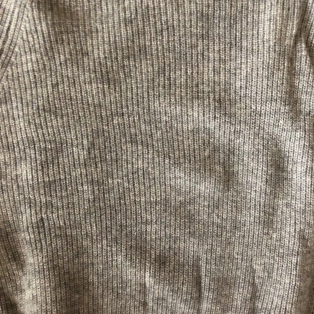 Grå, ribbad kashmir-tröja från H&M Trend. Sparsamt använd.. Stickat.