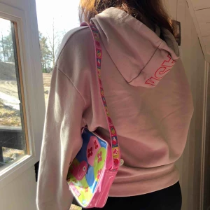  - Supergullig och unik väska som inte längre finns att köpa. Aldrig sett någon annan som har den. Om fler är intresserade är det den som budar högst som får köpa 🥰 