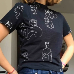  - Säljer denna tröja med as coolt tryck på! Passar xs-M beroende på hur man vill att den ska sitta  Köparen står för frakt  (Kan sänka priset)