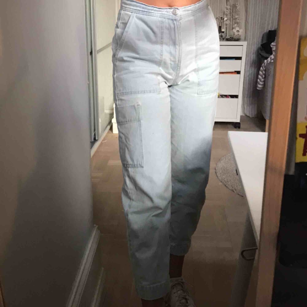 Snygga jeans från Zara med en ficka på sidan. Knappt använda så bra skick.. Jeans & Byxor.