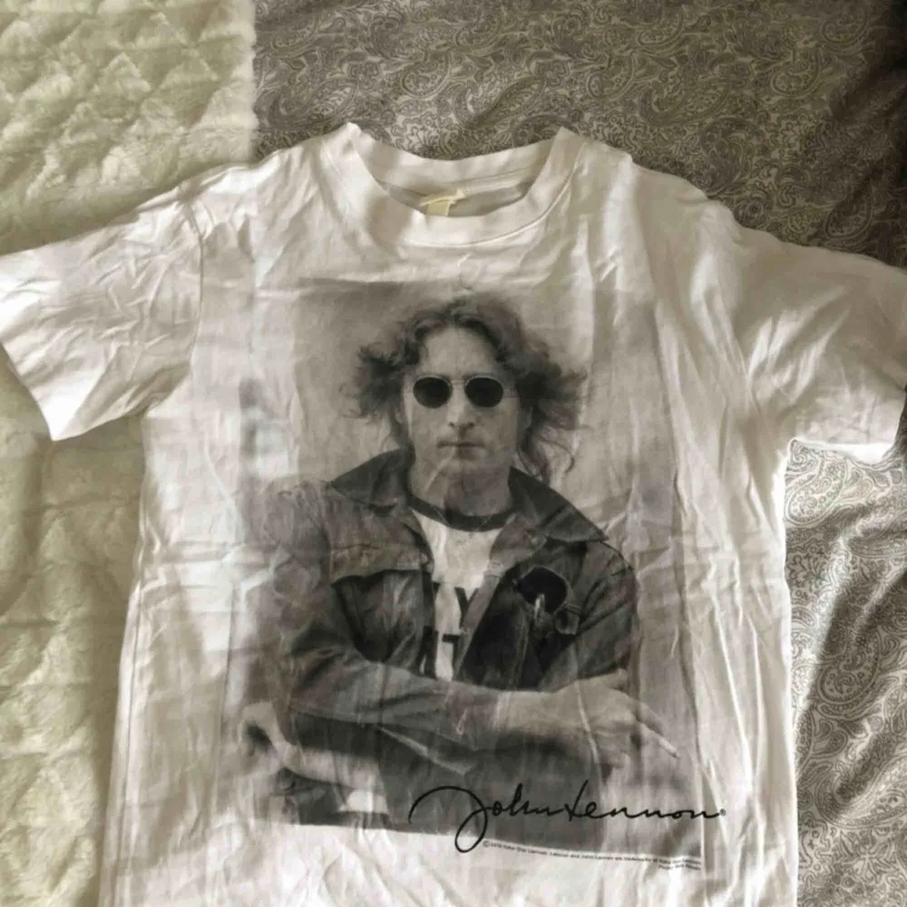 Vit t-shirt med en bild på John Lennon🥰 As cool och skön att ha på sig, den är i bra skick💕 Storleken är XS med den sitter som en S Alla plagg tvättas innan de fraktas och köparen står för frakten. T-shirts.