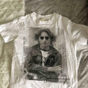  - Vit t-shirt med en bild på John Lennon🥰 As cool och skön att ha på sig, den är i bra skick💕 Storleken är XS med den sitter som en S Alla plagg tvättas innan de fraktas och köparen står för frakten