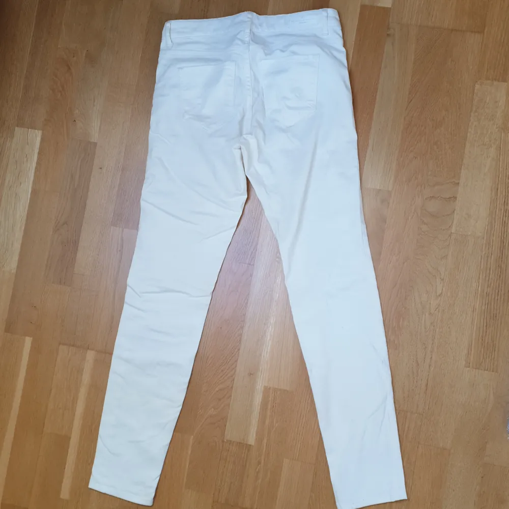 Oanvända vita skinny jeans från Lindex, deras authentic & original denim i storlek 36. Skulle säga att längden är 30 och midjan 25, passar 34/36. Kan tyvärr inte visa hur de sitter på då de har blivit för små för mig :( Frakt ligger på 66 kr <3. Jeans & Byxor.
