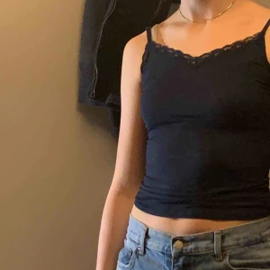  - Fint marinblått linne till sommaren med spets kant längst upp 💙💙. Bara använt det under min balklänning ❣️❣️❣️❣️