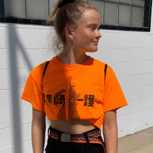  - URBAN OUTFITTERS, TSHIRT ☄️🧡 Xs, använd typ 3 ggr. Ser helt ny ut!  Köpte för 350kr i Los Angeles i höstas. 