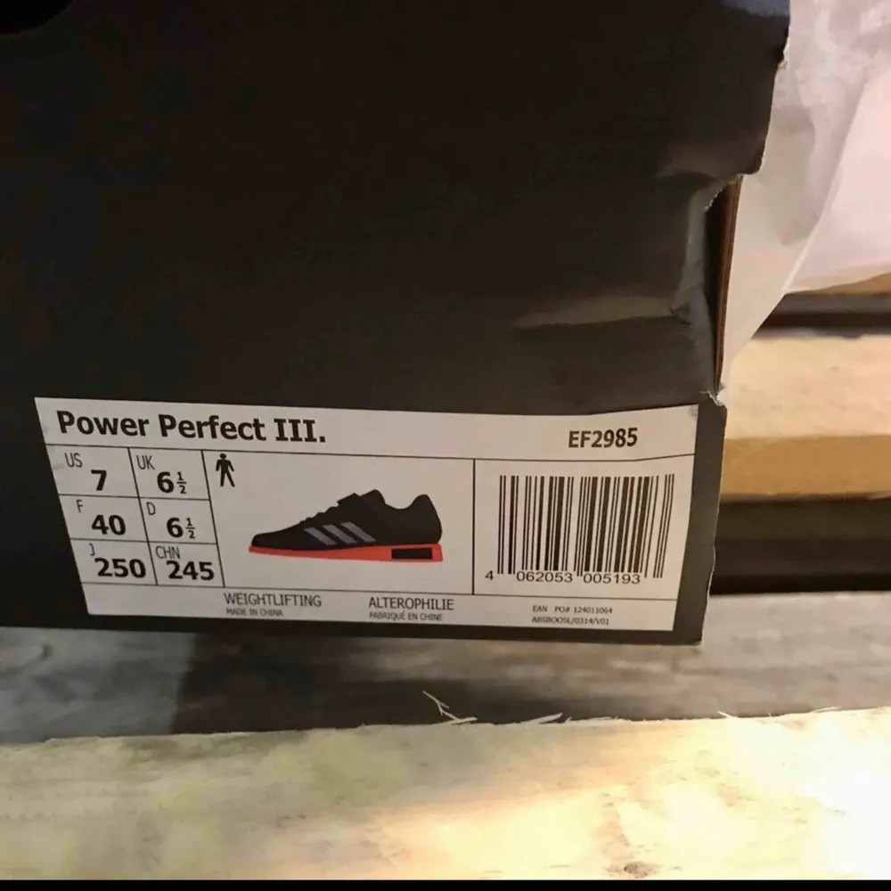 Shoes ADIDAS power perfect 3. Unisex. Finns i 39,5 och 40  Färg: Black/Corall Ny pris: 1299. Skor.