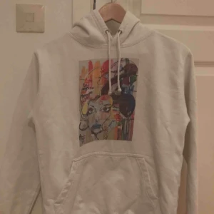  - En hoodie i storlek XS  Märke: the cool elephant  Originalpris: 590kr