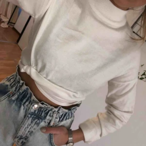  - Croppad polotröja från NA-KD, strl XS. Frakt tillkommer