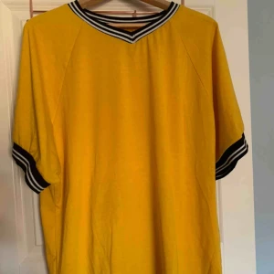  - Sportig oversize T-shirt, väldigt skön men används inte. Frakt tillkommer eller mötas upp i Göteborg. 