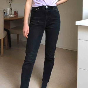 - jättefina momjeans som sitter högt i midjan och är lite kortare i benen. Storlek XS men är lite stor i storleken. Köpta för knappt ett år sedan. De är slut på hemsidan.