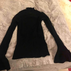  - Fin polo från Ginatricot, storlek M men passar även S. Använd två gånger, nu pris 349kr. Volanger vid muddarna.  Köparen står för frakt 