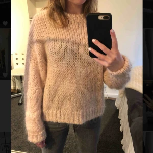  - Ljusrosa grovstickad tröja från H&M men i bättre kvalitet. Sparsamt använd! Hör av er för frågor!