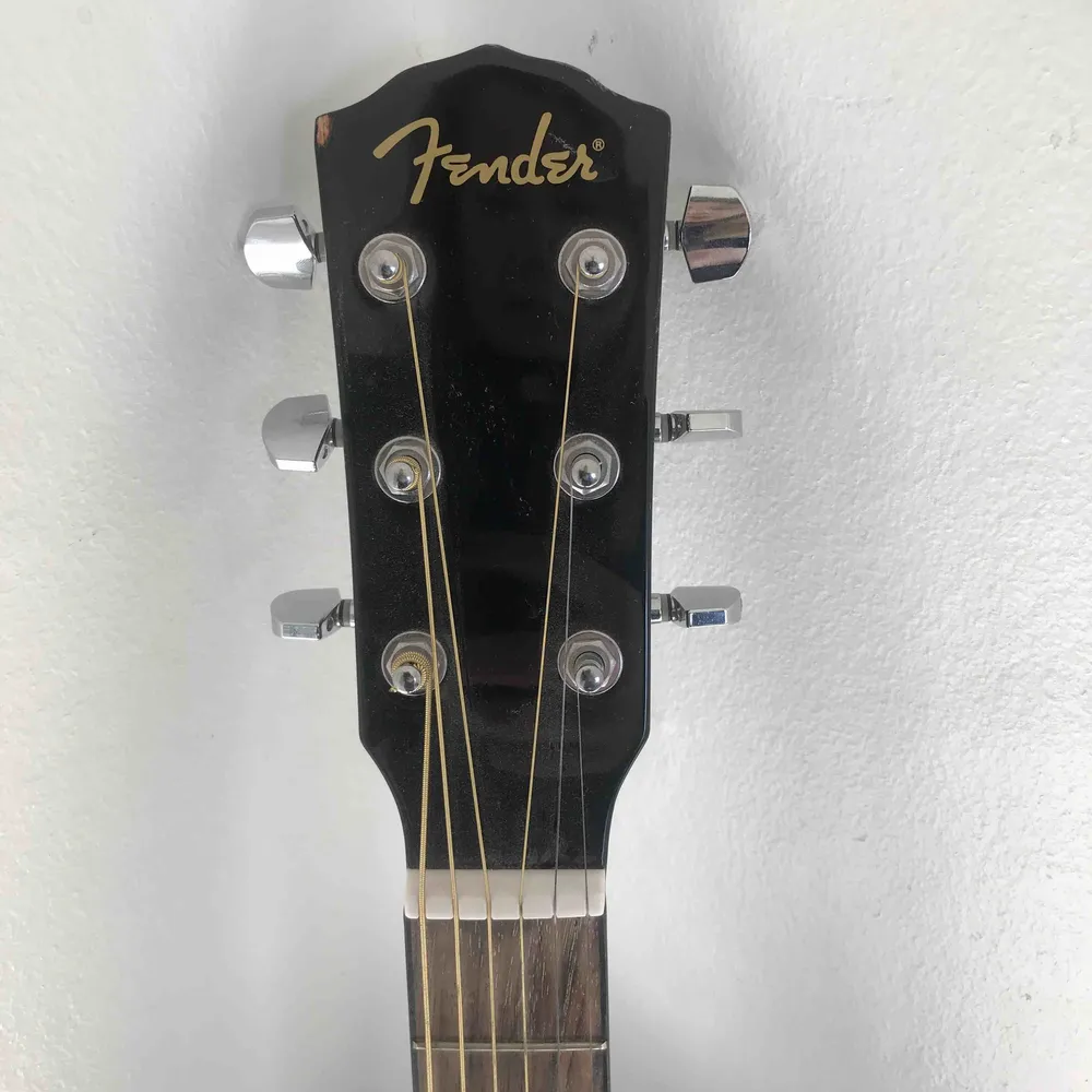 En riktigt fin fender gitarr. Har tyvärr ingen användning för den längre när jag köpte en ny   Perfekt för spelare av alla standarder   Fender CD-60-V3 Akustisk, Svart  Nypris 1 499 kr. Övrigt.