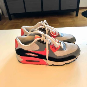  - Säljer mina Nike Air Max, inte använda på ett tag och inte heller använda många gånger innan heller. I fint skick  Stl 38  Frakten går på 95 kr spårbart
