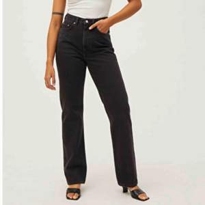 Svart gråa jeans från weekend i modellen rowe, långa raka och högmidjade. Köparen står för frakt!