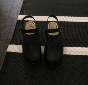  - Helt nya träsandaler från Haga Trätoffelfabrik.
Säljer för 300kr. 
Frakt tillkommer ca: 70 kr.
Kan hämtas i centrala Göteborg.

