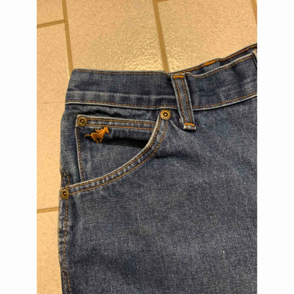 Jätte fina jeans ifrån Wrangler, dom är knappt använda av mig ✨  Katt finns i hemmet 🐈  Köparen betalar frakt 📮 . Jeans & Byxor.