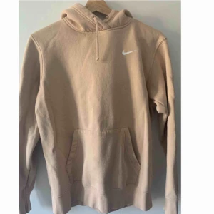  - Säljer min beige nike hoodie i st S, frakt tillkommer. Först till kvarn.