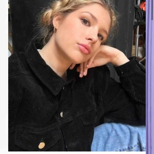  - Lånade bilder!! Säljer min vår jacka från monki. Den är svart i manchester tyg. Skriv för mer bilder eller intresse🥰