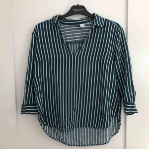  - En jättefin skjorta som är använd ett fåtal gånger. Är i storlek 38 men passar även 36💕 50kr + frakt 💕