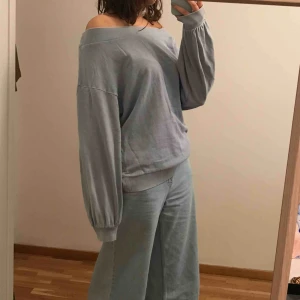  - Ljusblå off shoulder tröja! 