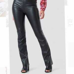  - Skitsnygga utsvängda ”skinn”byxor från NA-KD. De är aldrig använda då de tyvärr är för små för mig. Vid frakt tillkommer 60 kr☺️