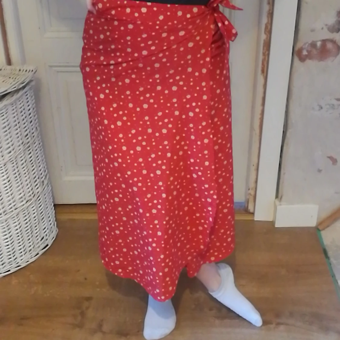 Vit blommig röd omlottkjol - 90