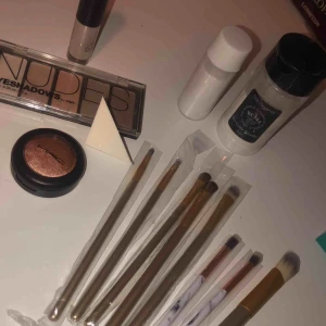  - Allt är oanvänt, pris kan också vara 200kr (fri frakt) 💕💕 Palett- H&M Sminkborstar- vet ej (fick de i present) Ögonskugga- mac Liquid eyeshadow-hengfang Setting powder- RCMA Intresserad? Skriv till mig💗