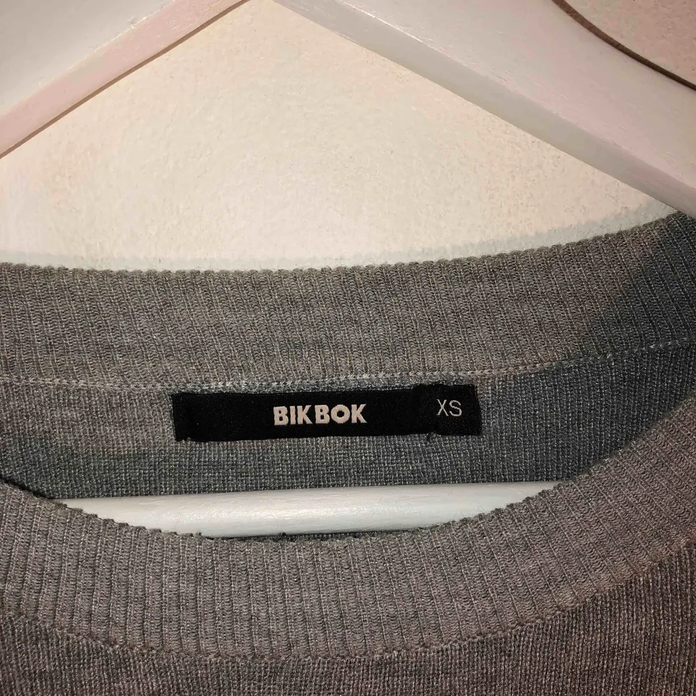 En grå tröja från Bikbok med fina volanger i ärmarna. Aldrig använd, nypris 399kr😇. Toppar.