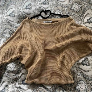 Stickad off shoulder tröja - Stickad off shoulder tröja från nakd beige i stl s