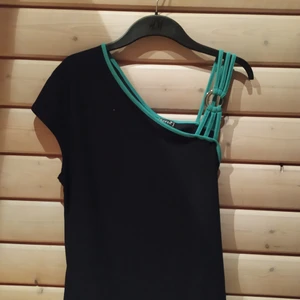 Unikt linne - Fint skick! Silvrig detalj, turkos och svart annars. Sitter väldigt luftig på mig som M så passar nog även xxl