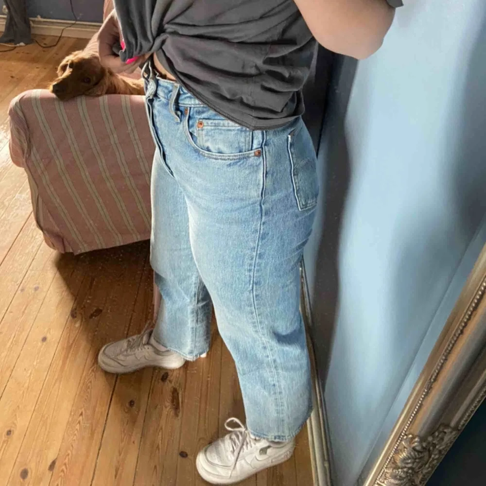 Levis jeans i modellen ribcage straight, storlek W28 L27. Jeans & Byxor.