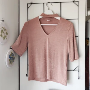 Skimrande topp - Skimrande topp i smutsrosa med choker. Superfin och jättebra skick. Stor i storleken. Gratis frakt! 