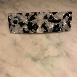  - Hårspänne i plast och metall. Ca 9 cm