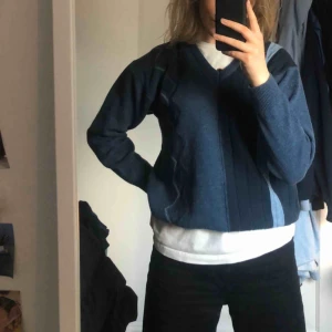  - Blå stickad tröja med mönster   Skriv till mig om du är intresserad! 💗💗