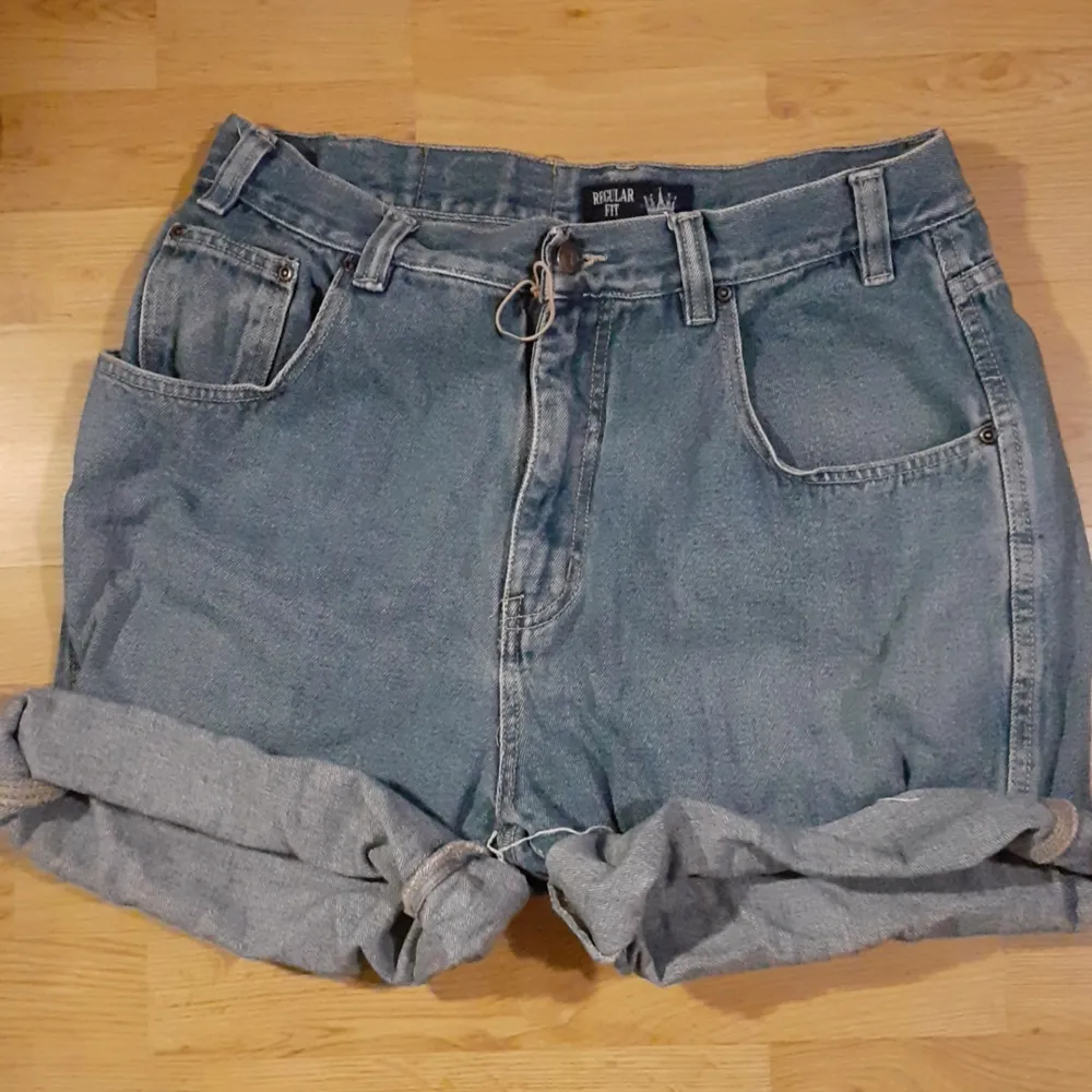 Två par jeansshorts. Lite svårt att avläsa storlek, men skulle säga L.. Shorts.