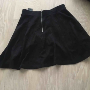  - Svart pencil skirt. Köpte januari 2018. Typ aldrig använt.