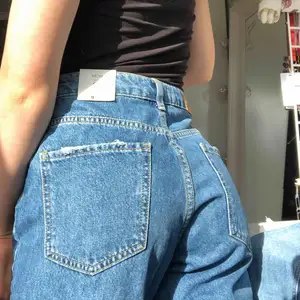Super fina mom jeans från Gina Tricot i modellen Siri. Säljer då jag inte han lämna tillbaka de då de var förstora för mig, men de är aldrig använda o i toppen skick!! Möts upp i Stockholm och fraktar!❤️💕🥰💕medela för bild på hela jeansen oså💕