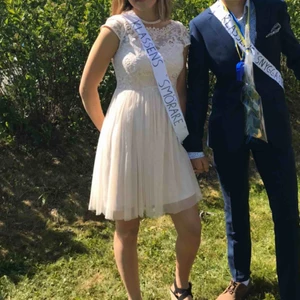 Klänning  - Super fin klänning använd på skolavslutning och bröllop! Storlek s 