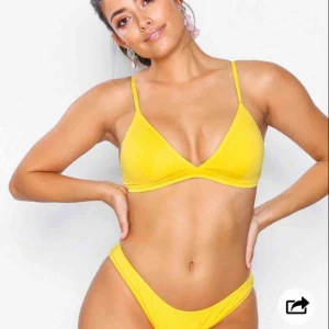  - Klargul jättefin bikini ifrån märket Only, men köpt på Nelly.com. Aldrig använd, har endast provat den😊 Överdelen är i storleken M och underdelen i storleken S. Köpt för cirka 349kr. Underdelen är i Brazilian modell skulle jag säga🥰
