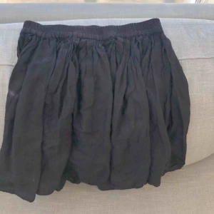  - Den perfekta svarta kjolen som bara måste finnas i allas garderob ju!!! 💛 Köpt från Gina tricot för längesen så säljs inte längre och har inte kommit till användning då jag fick en liknande precis när denna köptes.  Kramis