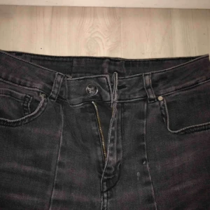  - Säljer mina gamla favvo jeans från nakd då d är försmå för mig nu. Sjukt snygga detaljer med halva jeansen i en annan grå nyans o klippta detaljer längst ner på benen. 