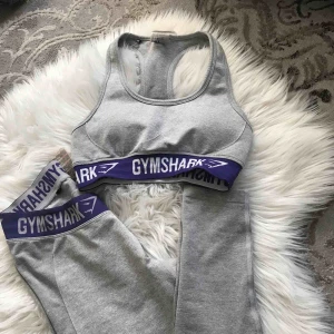  - Snygga byxor+bh från Gymshark, toppen är S och tightsen är i M men passar S lika bra💗🌸🎀💞💕💓 tillsammans för 300! ENDAST SERIÖSA KÖPARE  ❗️SKRIV INTE OM DU INTE VILL KÖPA ❗️