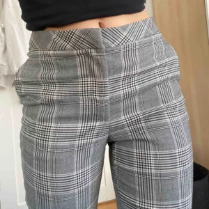  - Rutiga byxor från h&m. Köparen står för frakten